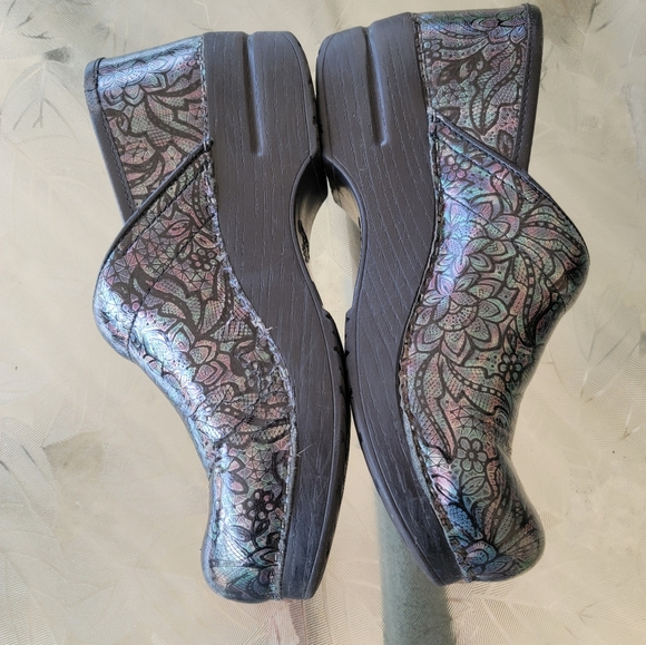 Dansko Clogs womens Sz 38 Gray iridescent paisley design - Picture 4 of 9